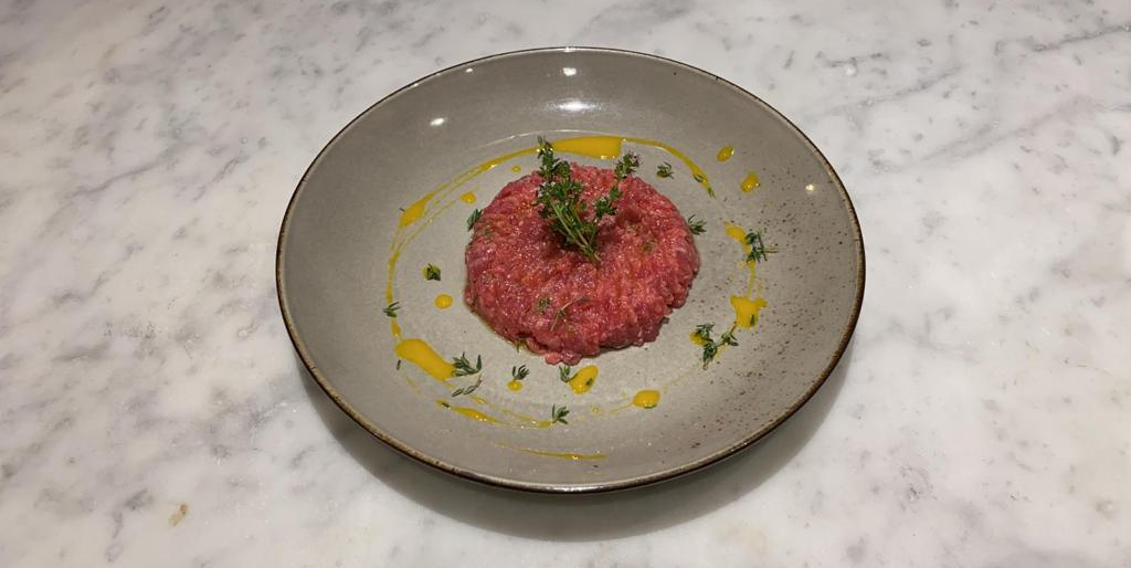 Beef tartare with salt and lemon 